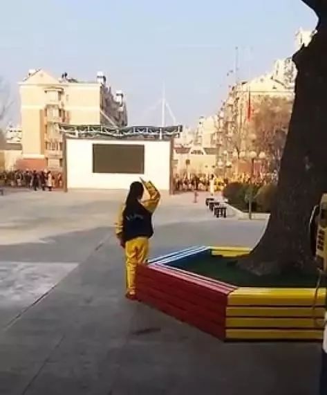 男子踩踏国旗获刑十月分析,一男子践踏五星红旗