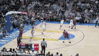 反胯下拉回晃倒防守球员细节,胯下急停拉回运球怎么把人晃倒