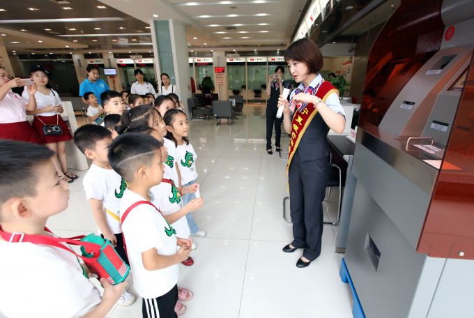 三秦财富小记者六一赴宁夏银行西安分行体验