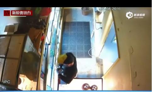 濂冲瓙娉℃俯娉夋洿琛e闂叆鐢峰瓙,澶氬悕濂虫父瀹㈠綋浼楄繘鐢峰帟