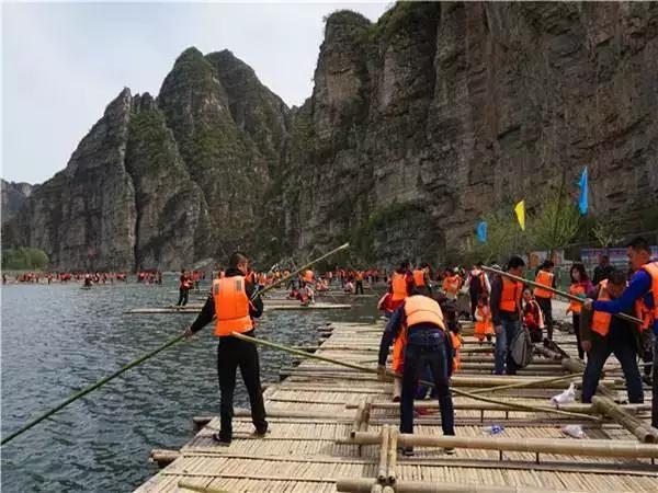高山峡谷漂流,山溪竹筏漂流
