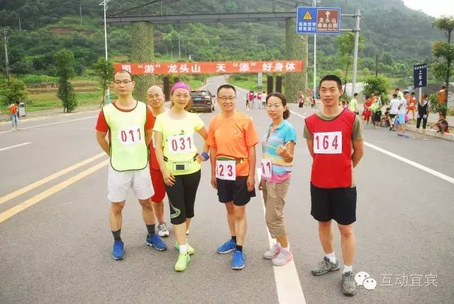 哇塞，龙头山好热闹，人人都在领奖品！