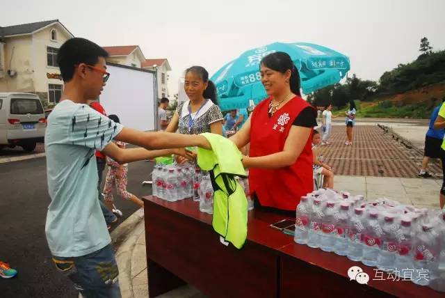 哇塞，龙头山好热闹，人人都在领奖品！