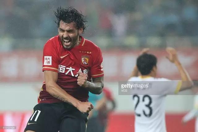 赛季没过半打进25球,恒大2023-2024赛季球衣