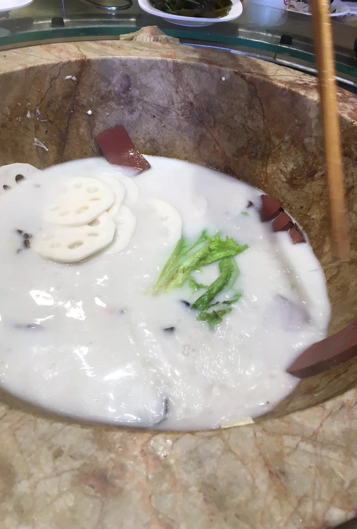 你们吃过这样的云南蒸汽石锅鱼吗,终于吃到了心心念念的云南石锅鱼