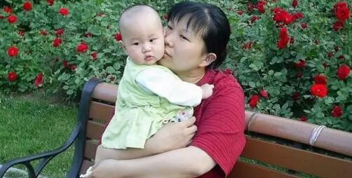 灰指甲一个传染俩是传染别人吗,灰指甲好多年了也不传染该怎么治