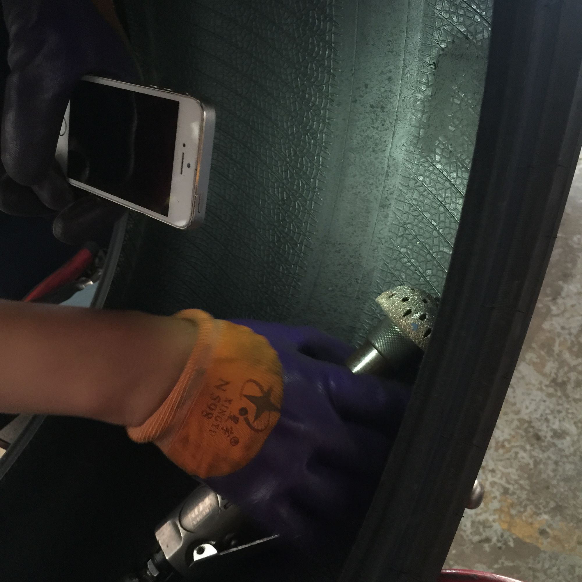 倒霉轮胎扎钉子,倒霉汽车轮胎被扎