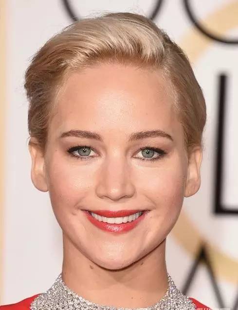 跟着别的女生买口红,跟着女明星买东西