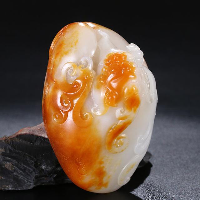 组图：*疆新**和田玉羊脂白玉籽料制成的手把件，雕刻细腻精致手感好