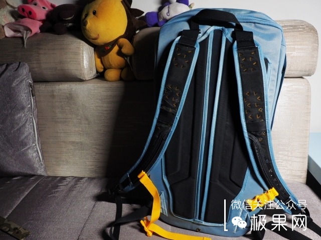 踏海淋雨还怕东西沾水？把东西装这个包全搞定