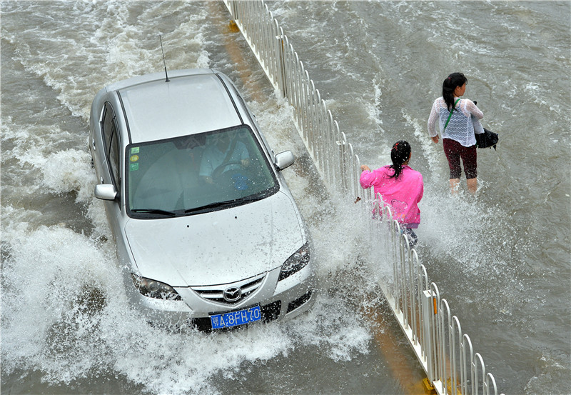 读图|沙袋筑防、架设人行栈桥...我们在这里与水抗争