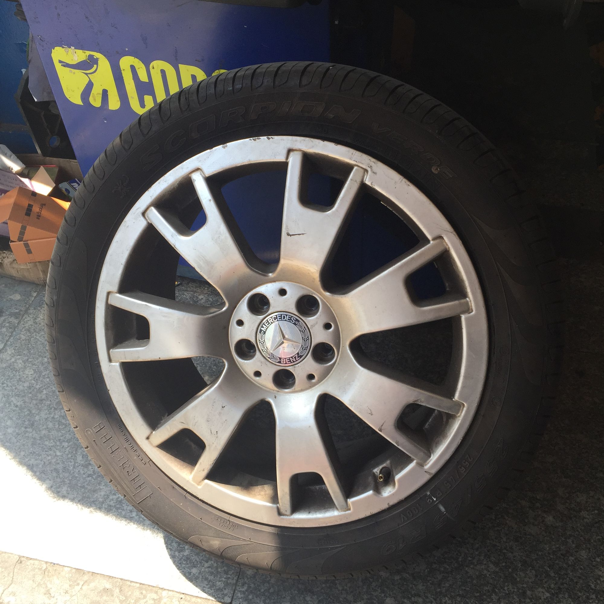 倒霉轮胎扎钉子,倒霉汽车轮胎被扎