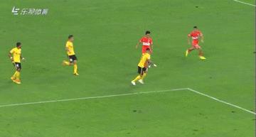 他是职业足球赢家，教练喜欢的多面手，攻防兼备成恒大中场发动机