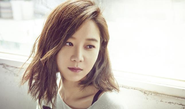 她长着一张圆圆的脸,她长着一张瓜子脸