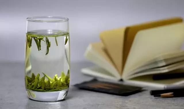 天气这么好不如出来喝一杯茶,这么冷的天气就应该喝一杯茶