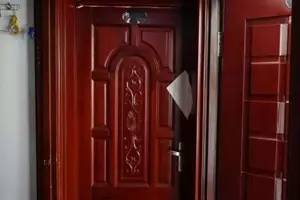 出租屋内，男子掐死女友后逃跑，为情？为财？到底是为个啥？