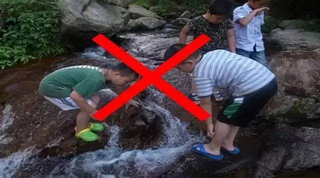 两男子骑车翻进沟后续,两男子在河里被打捞上岸