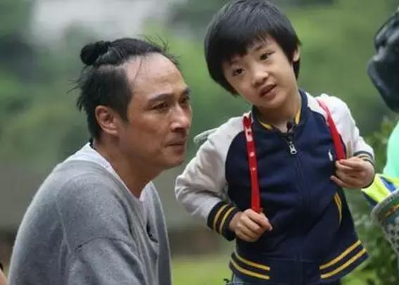 黄多多烧钱式教育,黄多多年薪多少钱