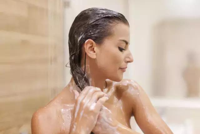 头发烫染后毛躁干枯怎么办,头发烫完干枯分叉怎么处理