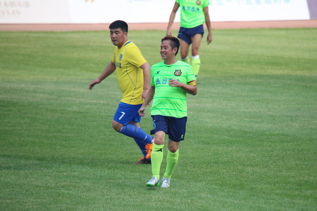 香港明星足球队中山公益赛,香港明星足球队谭咏麟表演视频