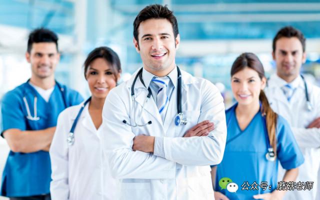 剖腹产时，男医生伸进我的子宫，竟说胎儿握了一下他的手