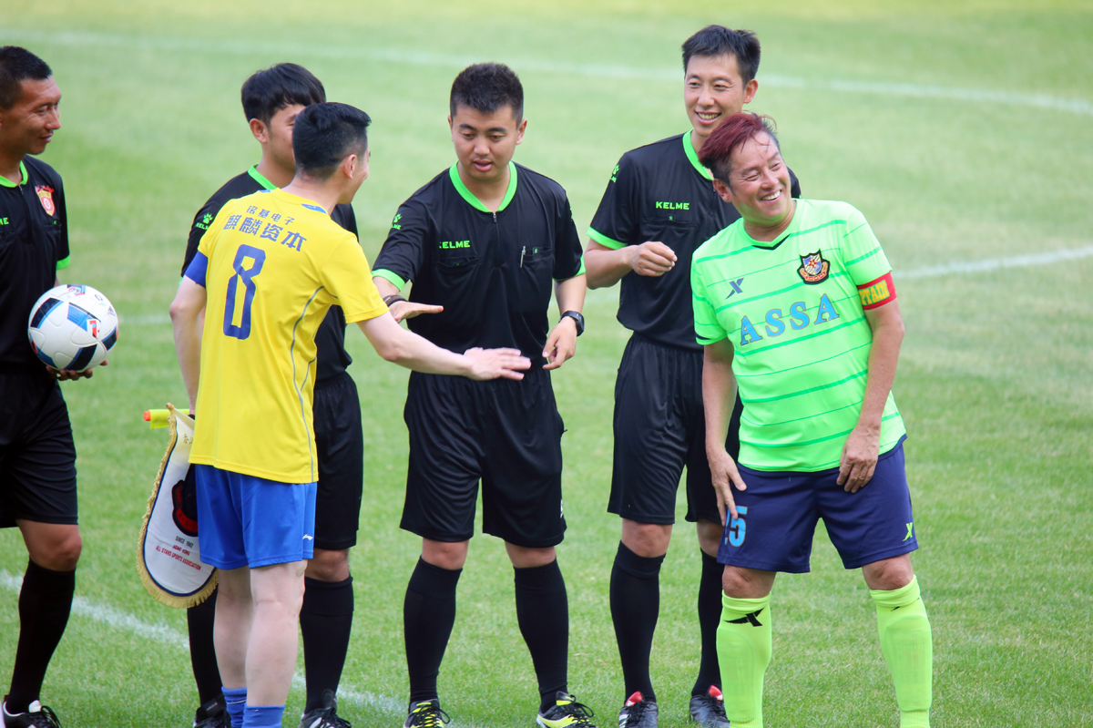 香港明星足球队中山公益赛,香港明星足球队谭咏麟表演视频