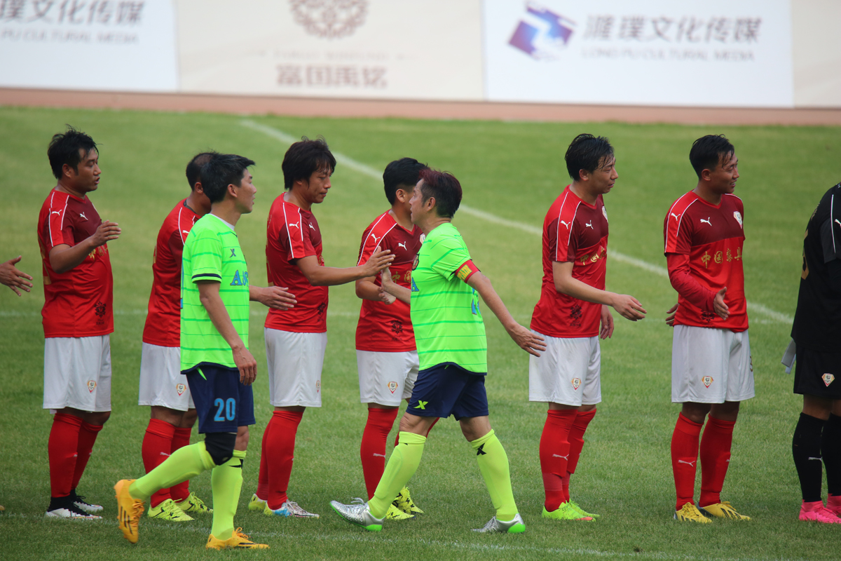 香港明星足球队中山公益赛,香港明星足球队谭咏麟表演视频