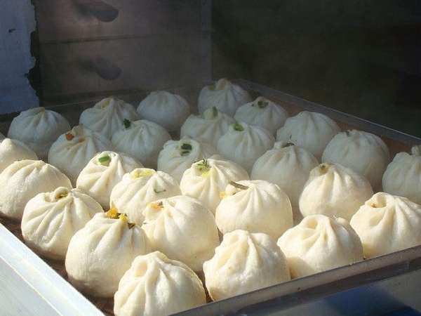 为了叫板美国汉堡，他把包子店开到哈佛大学，一年卖出3个亿