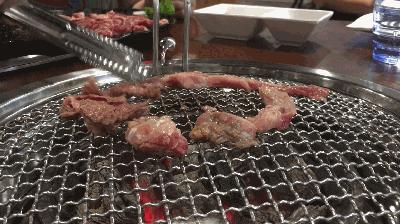 炭火上油脂的高级娇喘，为你撕开这个夏天吃肉的最高性价比