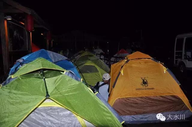 晚上热的睡不着汗像水一样,晚上很热出汗睡不着