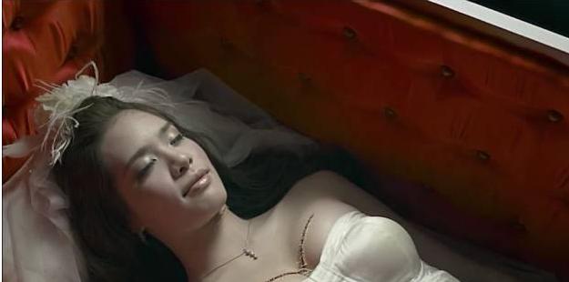 亲吻爱抚别人的新娘遭报应，这爱情来得有点重口惊悚