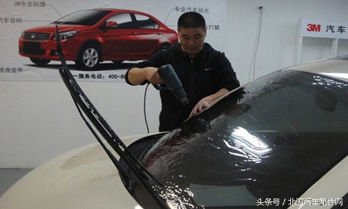 汽车贴膜后有气泡是怎么回事,汽车玻璃贴膜有气泡怎么办