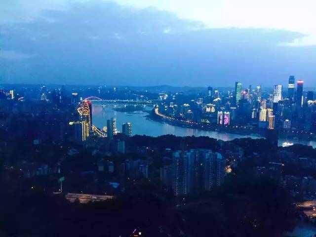 我可以爱你但绝不会如此卑微,我爱你但并不奢求我们在一起