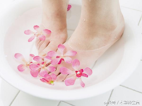 脚水泡又痒又脱皮糜烂怎么引起的,趾间糜烂型脚气可以用足光散吗