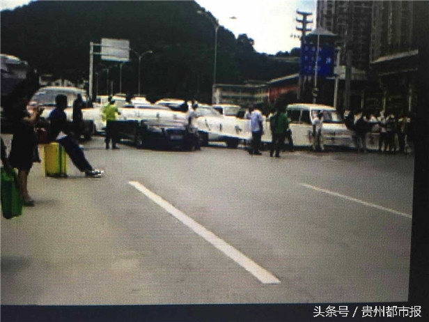 今天下午贵阳天誉城附近群众堵路的真相在这里