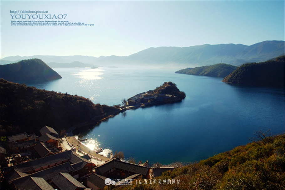 一个女孩一个相机,一个女的拿着单反相机旅游