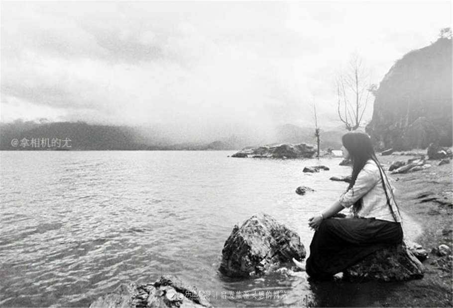 一个女孩一个相机,一个女的拿着单反相机旅游