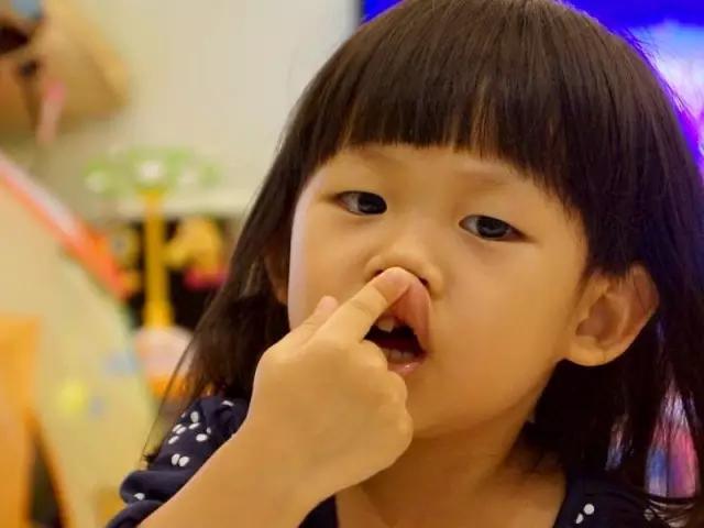 孩子在校撞断同学门牙怎么处理,儿童牙齿挂牙科还是儿科