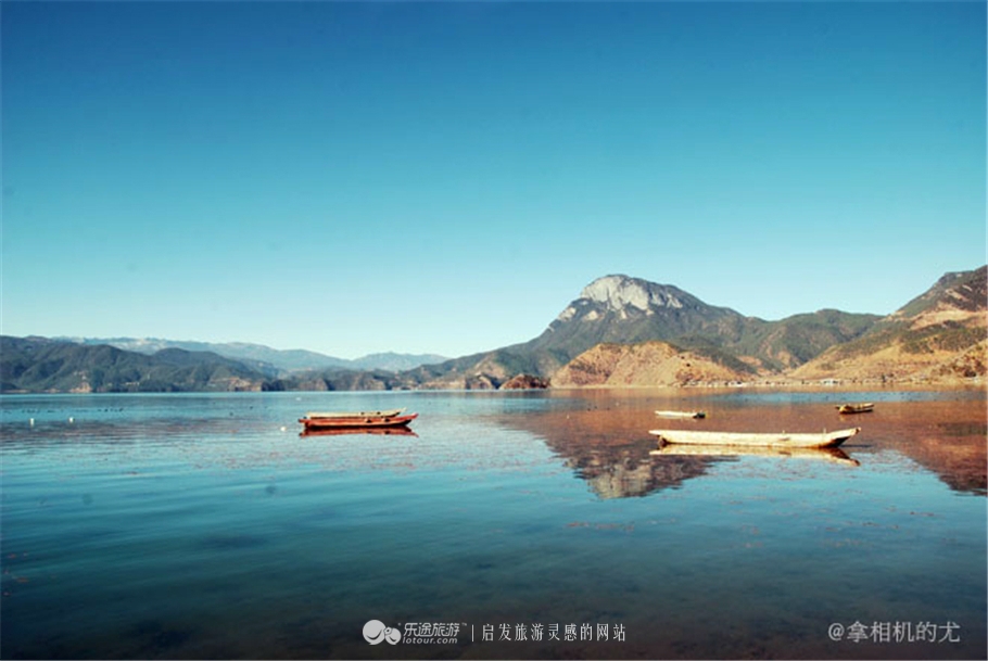 一个女孩一个相机,一个女的拿着单反相机旅游