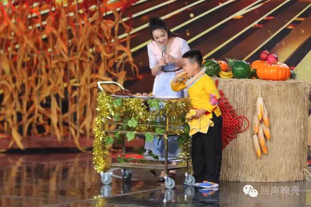 《天将雄狮》成龙的搭档小王子帅萌亮相!吕薇、赵忠祥节目现场吃西瓜