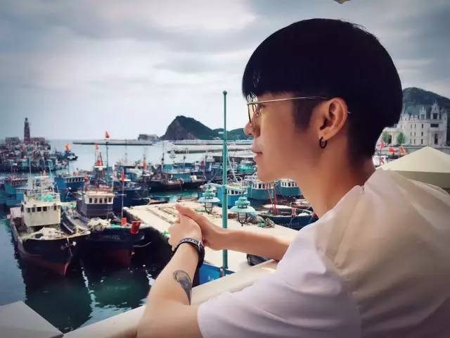 教你妆｜看看男装周男模们的脸，你还好意思不护肤？送茱莉蔻～