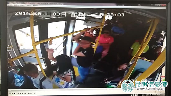 男子车上突然晕倒吐血54路驾驶员配合女民警果断处置