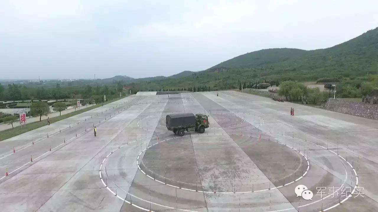 极限摩托帅气操作,极限驾驶汽车兵上演速度与激情