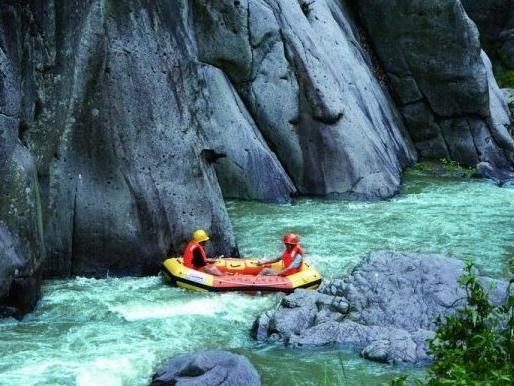 山间漂流避暑旅游,浙江深山避暑天堂住木屋