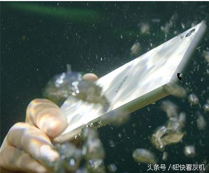 手机屏进水有湿影怎么办,手机进水了怎么办最有效方法