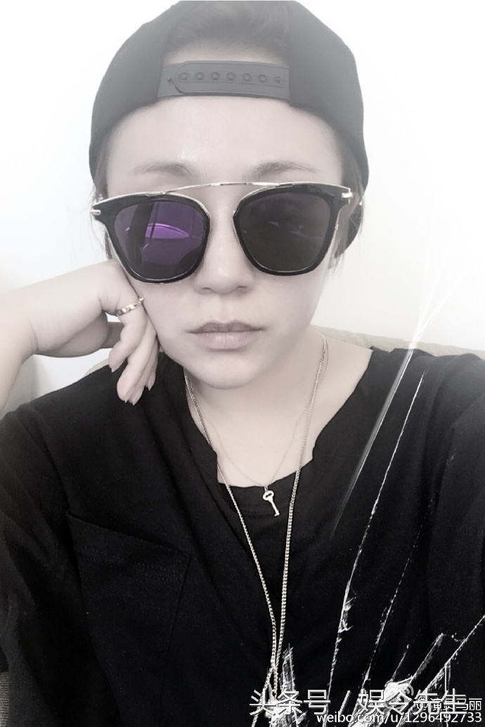 马丽微博晒自拍霸气侧漏手指却无意中透露了情感状态
