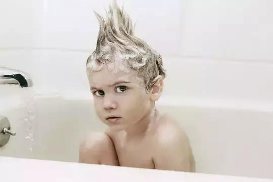 小孩子洗头大哭,孩子洗头大哭是什么原因
