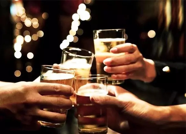 夏天晚上吃烧烤喝啤酒有危害么,深夜吃烧烤喝啤酒的危害