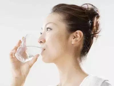 半夜出汗汗液太黏什么情况,夏天出汗感觉身上黏糊糊的正常吗