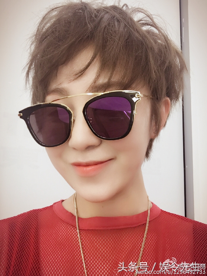 马丽微博晒自拍霸气侧漏手指却无意中透露了情感状态